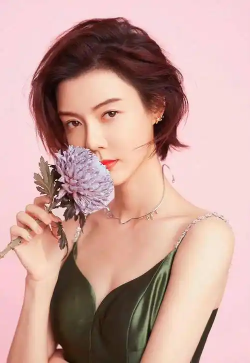 车晓40岁依旧靓丽,这样的身材保持的真好,电眼迷人,知性惑人_生活