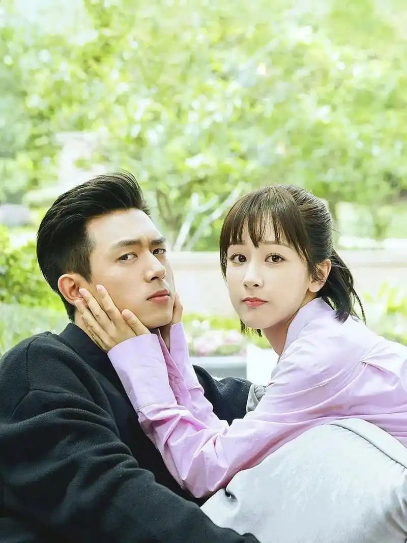 杨紫和李现昨晚双双发合照,杨紫配文:"朋友们都在身边,真好,新年快乐!