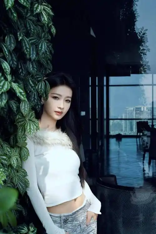 孙怡的身材可以说是魔鬼身材了,身高腿长胸也很有料,而且她今天的眼神