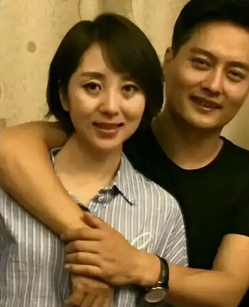 云飞:成名后和妻子离婚,二婚娶小10岁北大才女,今婚姻状况如何_高月