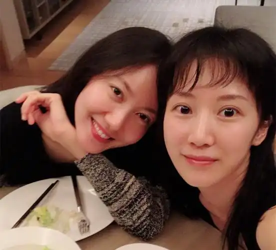 33岁李念近照素颜水嫩气质清纯和外籍男友人玩举高高好有爱