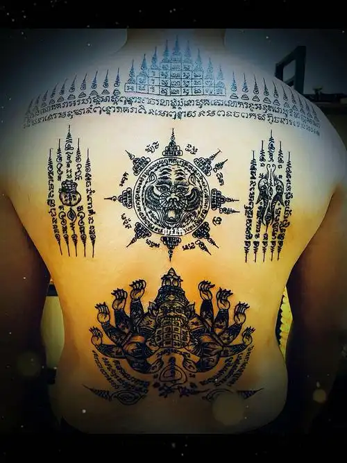 一组泰国刺青设计的满背就差图腾金纹