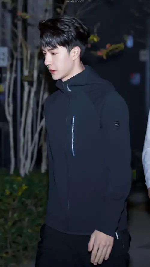 帅到失语2021redmi的王一博真的好出圈啊!谁能想到他居然会去夜跑呢?