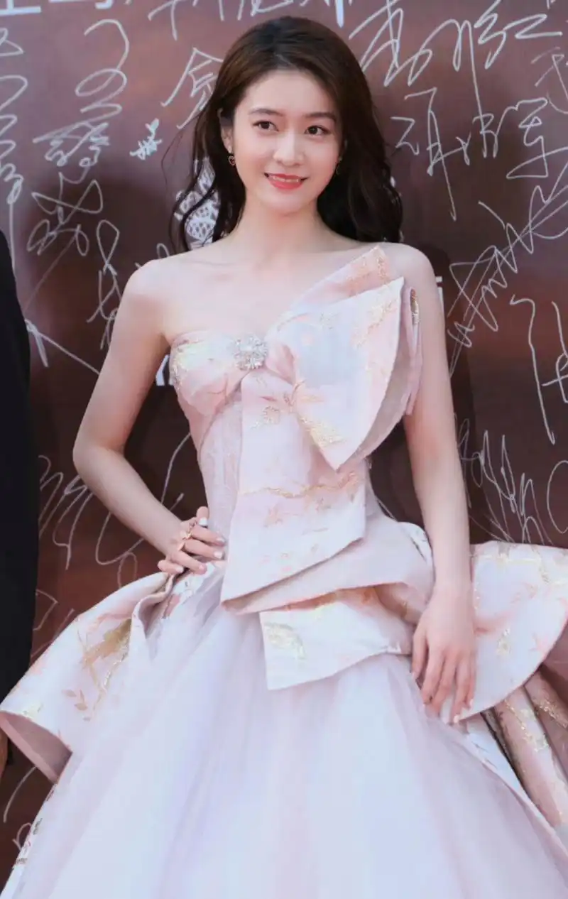 张雪迎亮相红毯笑容甜美,收腰礼服尽显苗条外形,她的头发长了特别耐看