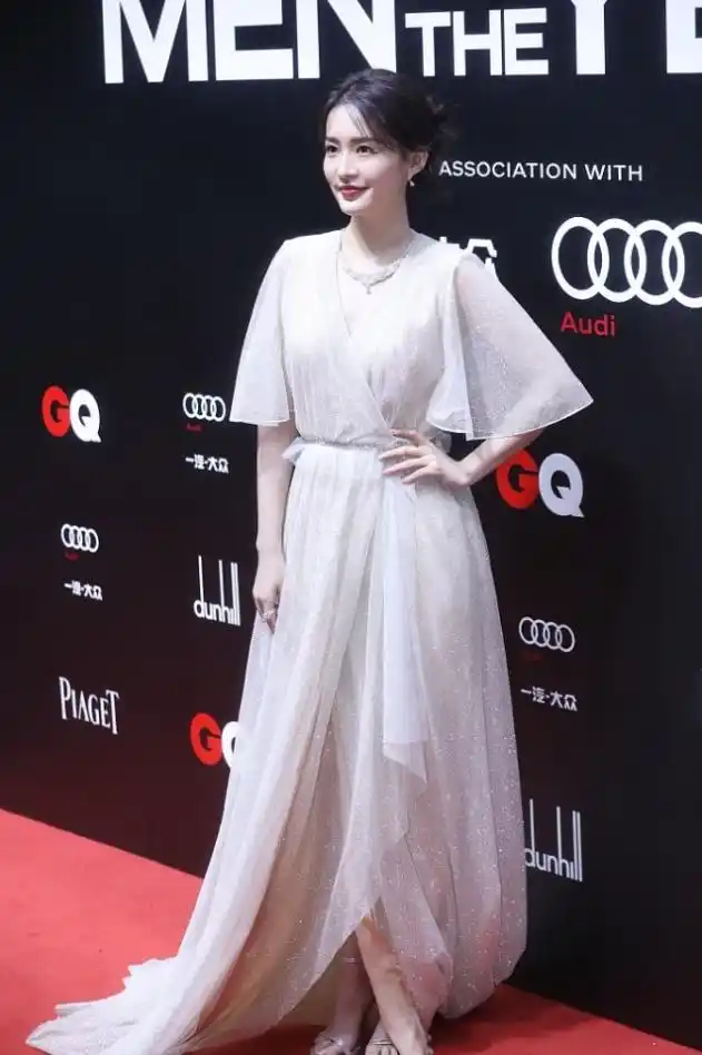 李沁的清新淡雅总是看不腻穿v领长裙仙气飘飘谁看了不心动