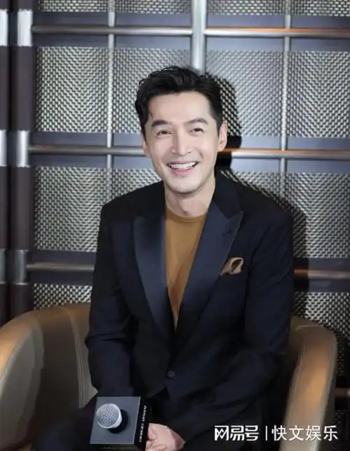 42岁胡歌现身上海认不出脸部皱纹明显太真实气质过人明星范足