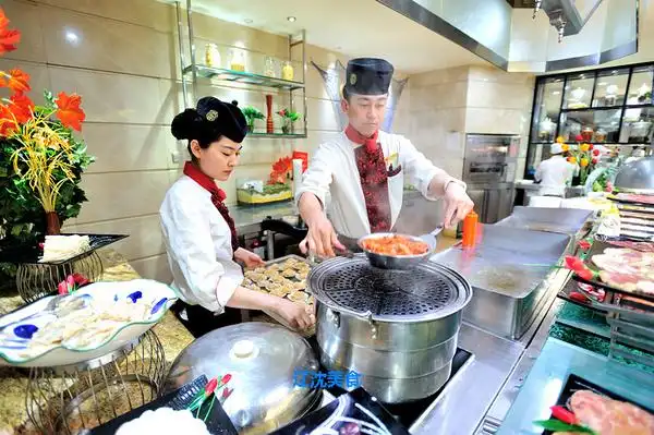 酒店美女厨师做菜引来无数小伙前往就餐