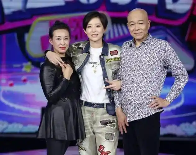 李斯丹妮陪父母吃火锅被偶遇素颜露面近照憔悴爸爸还撞脸葛优