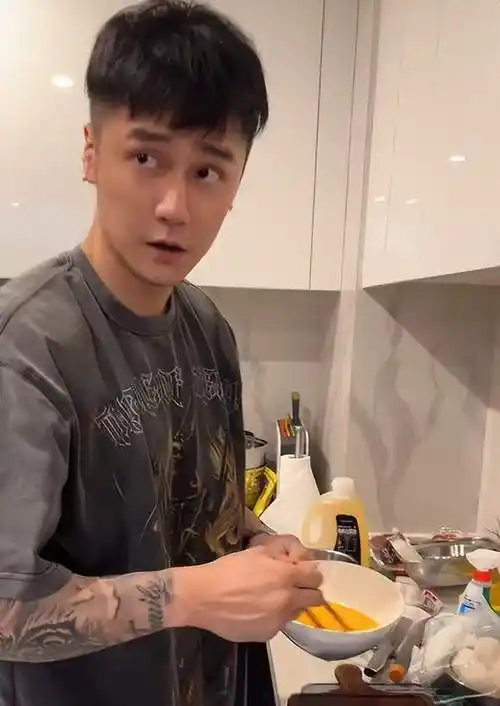 蒋劲夫迎来31岁生日亲自下厨烧菜做饭家暴男形象彻底不复存在