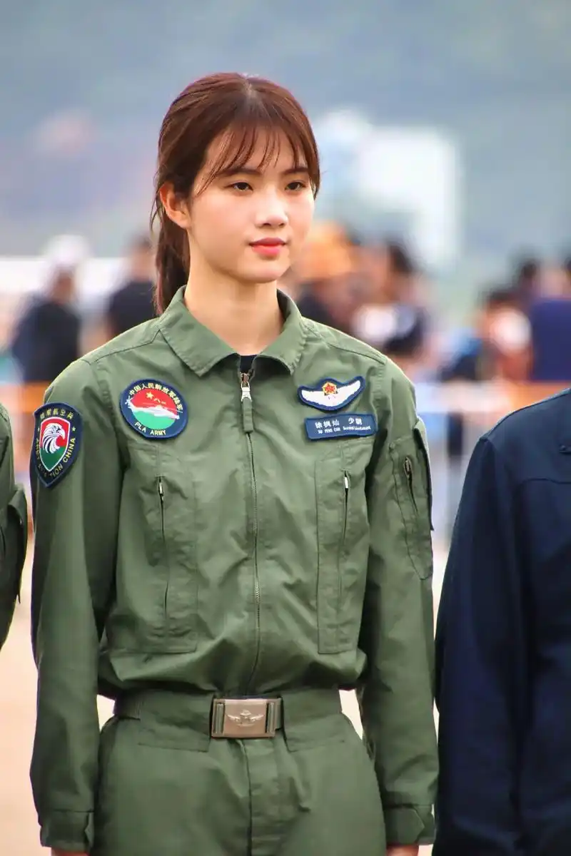 全场焦点,直20美女飞行员徐枫灿.#2022珠海航展 全场追 - 抖音