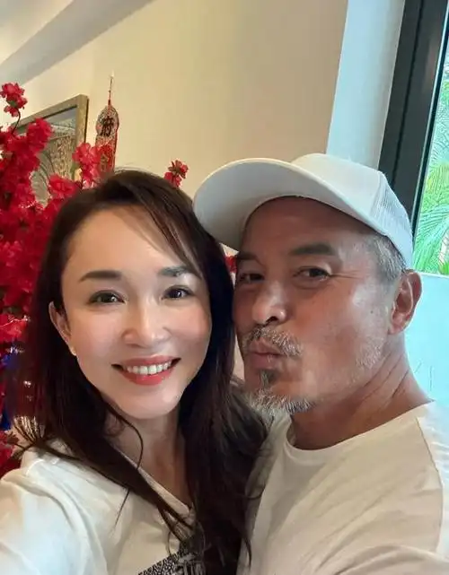 别看他们年龄有点差距,但感情可好了.