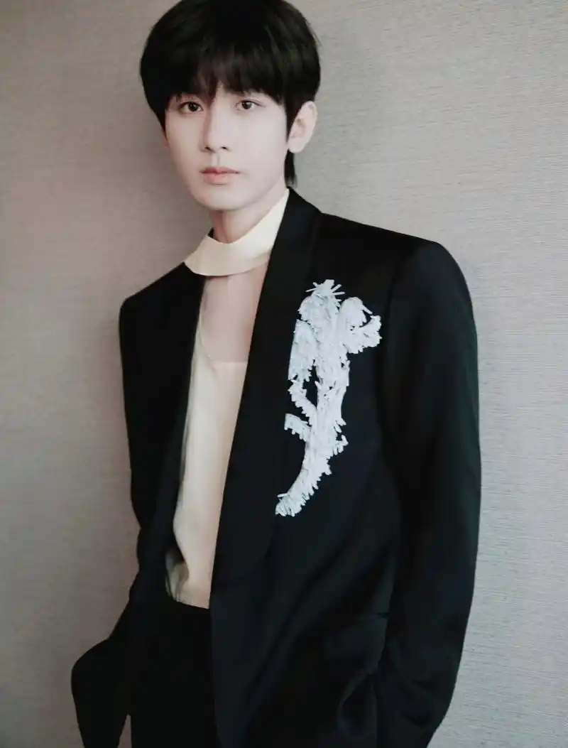 真的拒绝不了穿黑西装的成毅 气质巅峰 谁能不失眠?