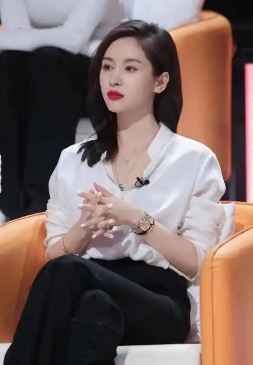 看了王子文的穿搭我悟了:白衬衫不配半身裙,短裤,才更高级洋气_造型