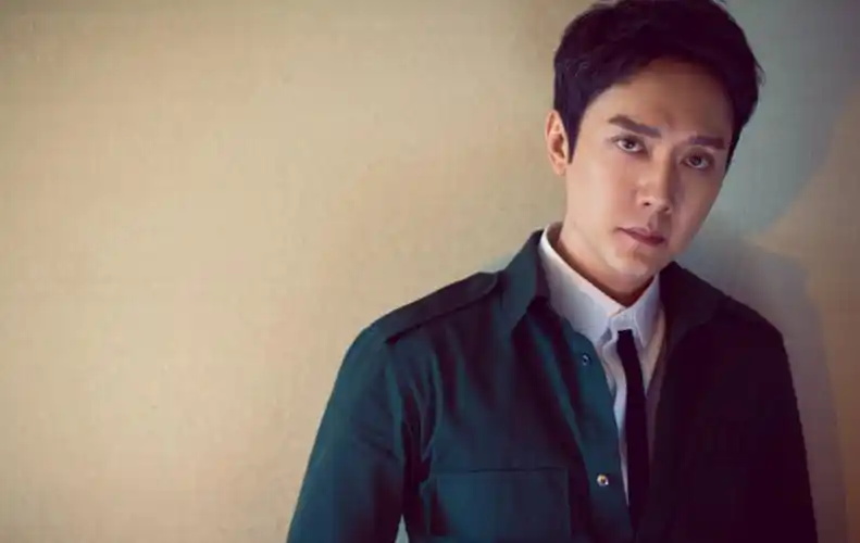 43岁冯绍峰近况曝光!脸部圆润身材发福,从侧面看双下巴太明显