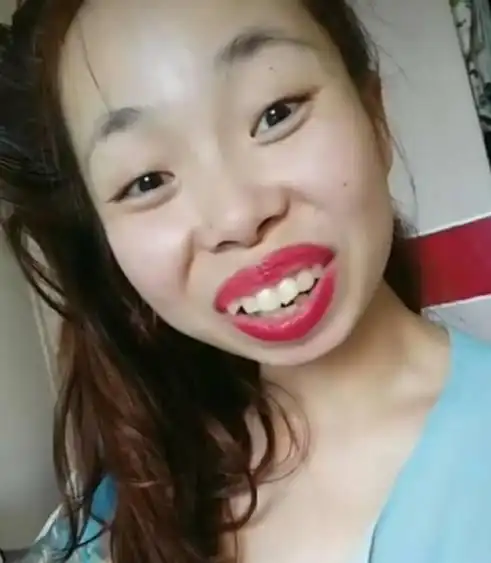 嘟嘟姐凭一张丑脸走红,真实长相意外曝光,网友直呼上当!