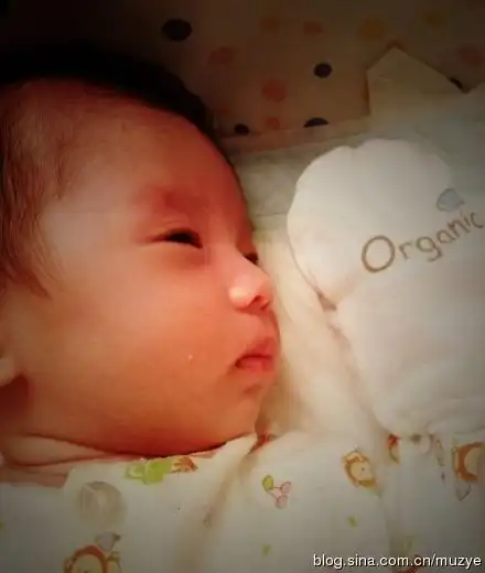 郭羡妮女儿kylie的满月照