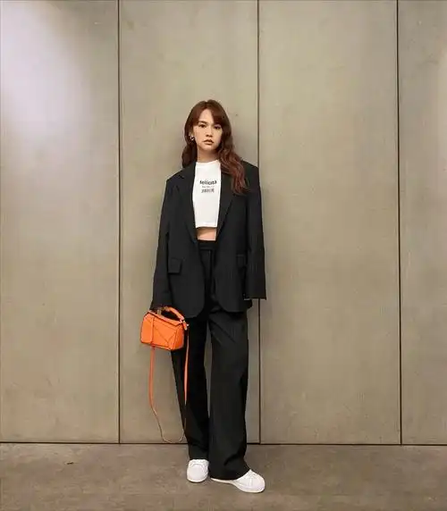 结了婚的杨丞琳状态真好,穿着品位高级端庄,阔腿裤挡不住好身材_带着