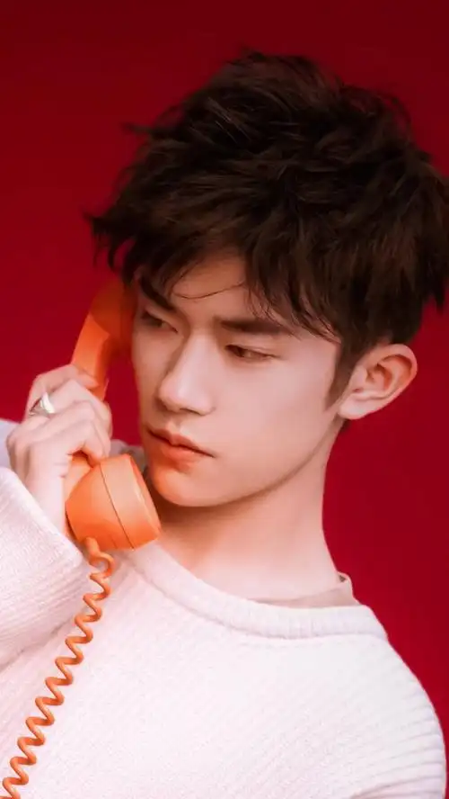 不得不说易烊千玺真的什么发型都能hold住,发型对于他的颜值来说并没