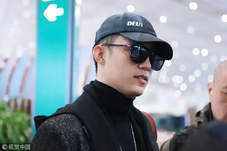 身高2米!黄景瑜墨镜遮面走路带风 获助理开道"霸道总裁"既视感