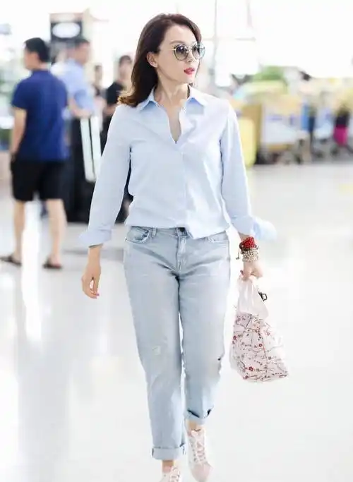 原创陈数机场私服穿搭真高级蓝色衬衫搭配牛仔裤简约大气魅力四射