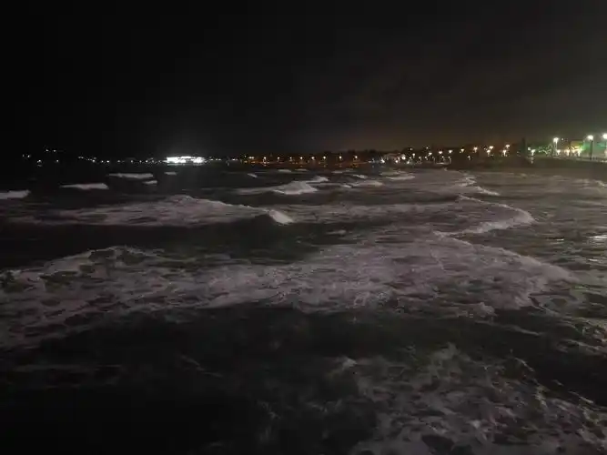 受台风影响晚上海边海浪依然很大