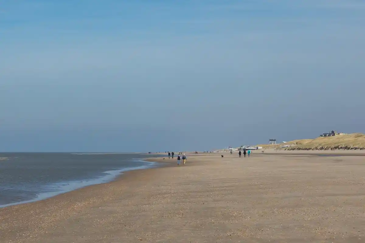 位于天津的东疆湾沙滩景区,拥有较大的人造沙滩,海域,滨海路和绿化