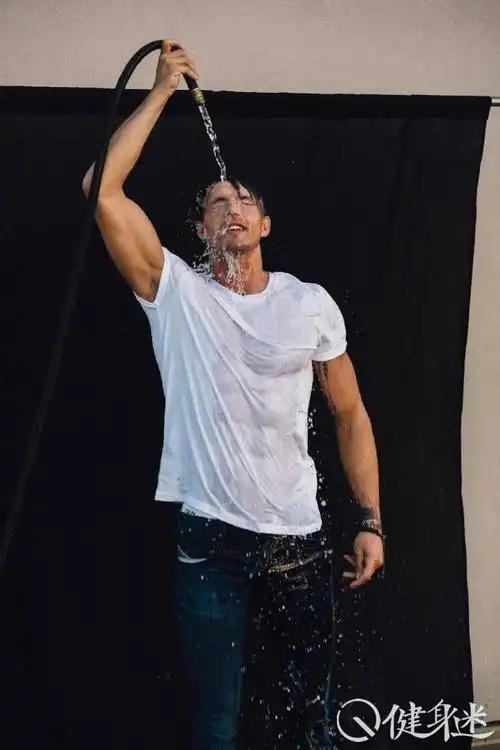 帅气欧美肌肉帅哥玩水湿身露胸肌湿身诱惑 纹身肌肉男 白t恤 牛仔裤