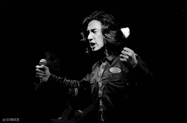 跟窦唯骂过战,在新疆要过饭,一代摇滚大佬丁武为她收心