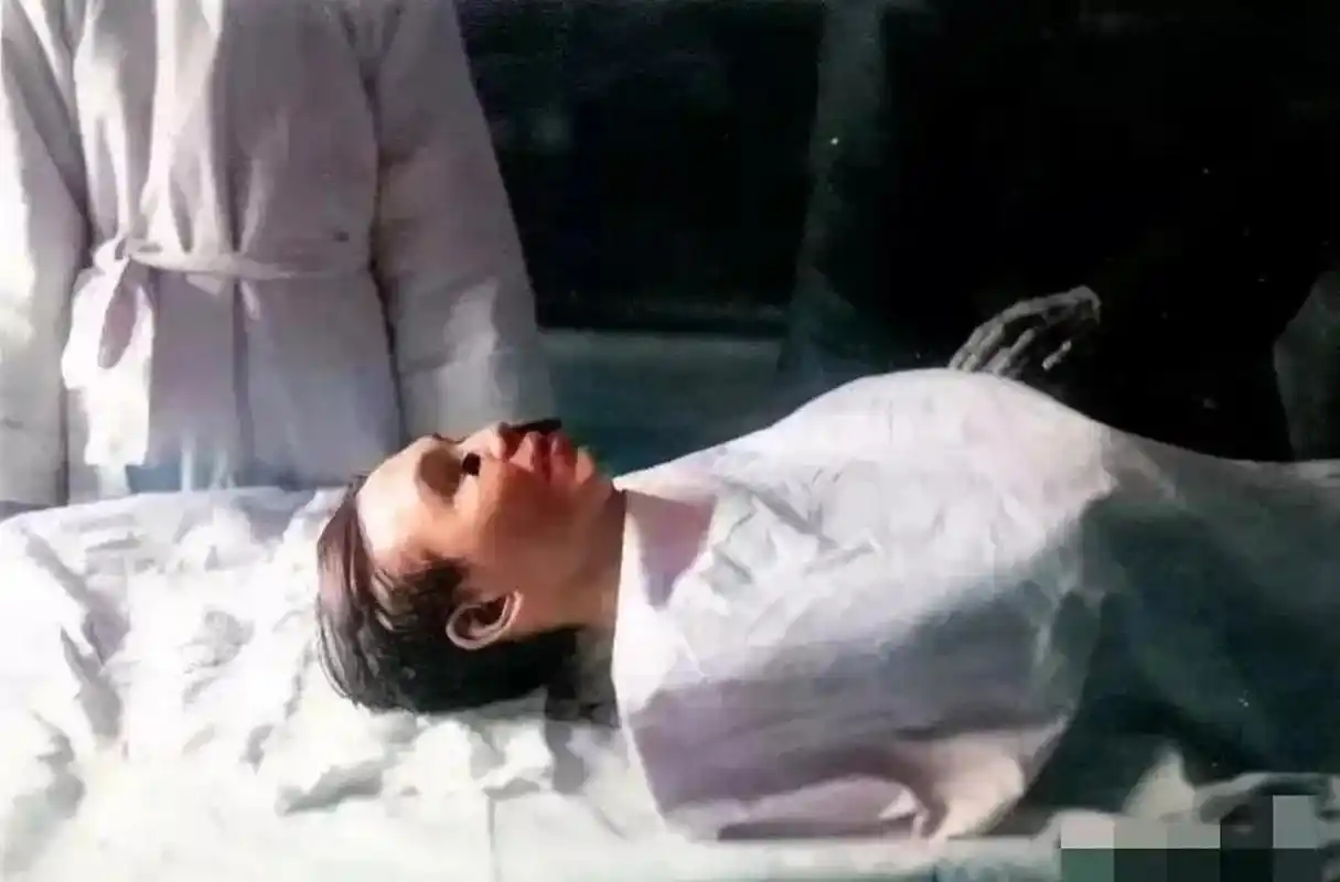 在这张罕见的老照片中,仔细看邵飘萍的右眼旁边的弹