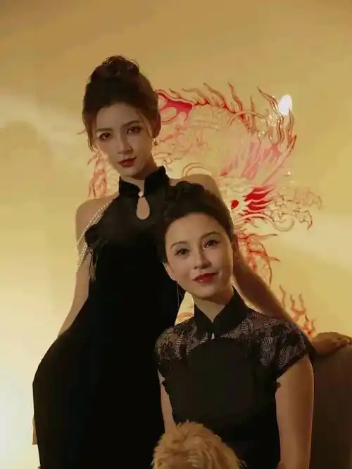 张予曦与妈妈合照惊艳曝光,母女同框宛如时光未老!_张合照_外貌_气质