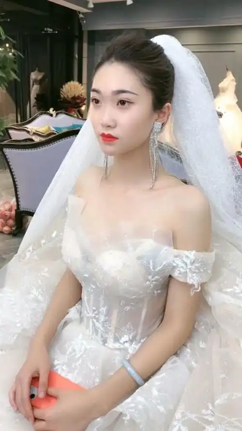 这件漂亮的婚纱真的太美了,新娘子穿上去特别有气质