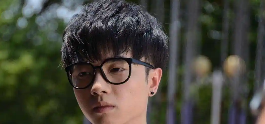 华晨宇也经常出现在一些综艺节目的舞台上,讲着他的故事,唱着他的歌