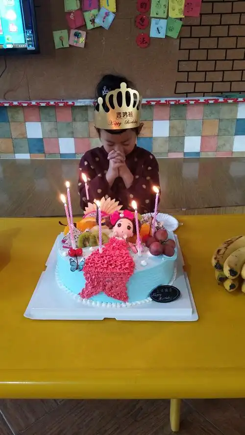 许愿吹蜡烛切蛋糕,我们一起吃蛋糕啦!