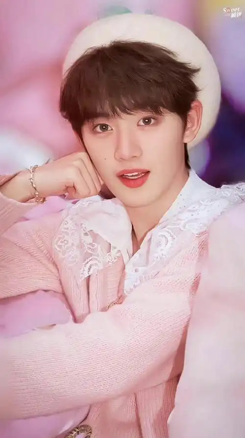 丁程鑫晒粉色毛衣随拍##丁程鑫贝雷帽随拍