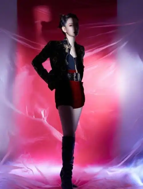 戚薇高开叉旗袍,穿出军阀姨太太既视感,尽显妩媚