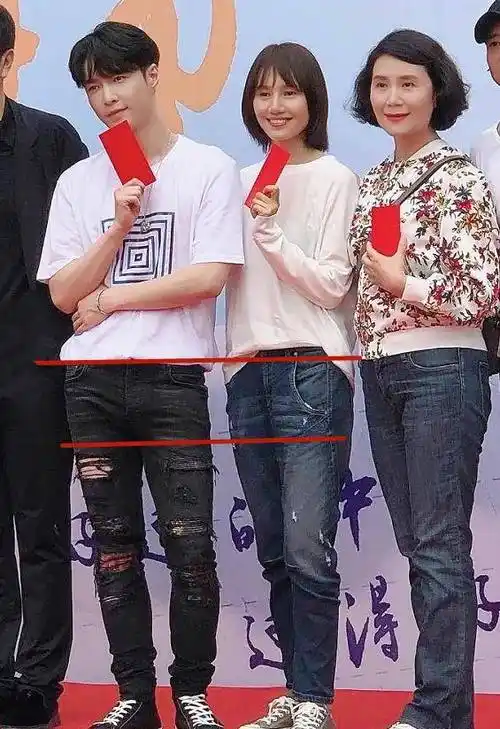 表示要公平公正,公开,让大家知道自己的身高,但最后量出来竟然是一米