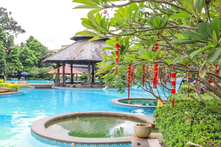 中山温泉据说是有治疗功效的,对关节炎,低血压,神经衰弱于均有疗性,泡