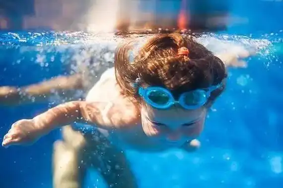 长期坚持游泳的孩子身上有这些与众不同之处