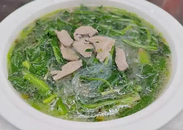 菠菜猪肝粉丝汤是一道很传统很家常的汤菜,菠菜和猪肝都有很高的营养