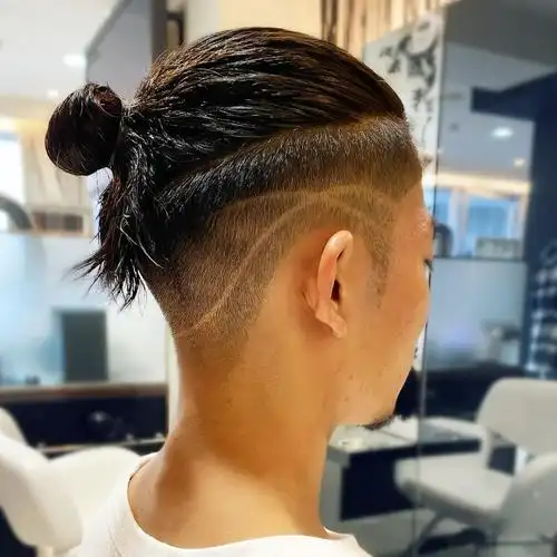 男士扎发的是一种比背头还要长的发型,至少头顶区的头发要能够扎一个