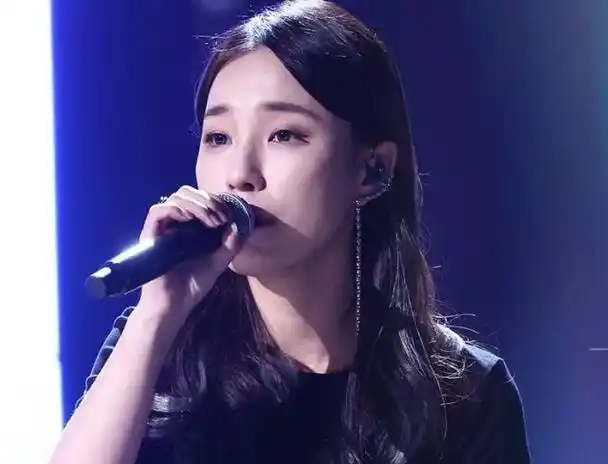 中国好声音八强争霸赛,汪峰战队出黑马,王靖雯演唱忘词却晋级