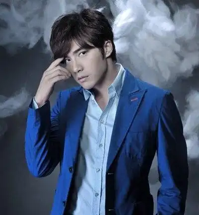 【图】罗志祥贺军翔合影帅气爆棚 安以轩摸大腿称小猪太短小美太软