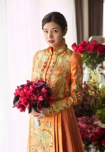 女星婚礼穿秀禾服都化什么妆钟丽缇大红唇喜庆胡静妆容最淡