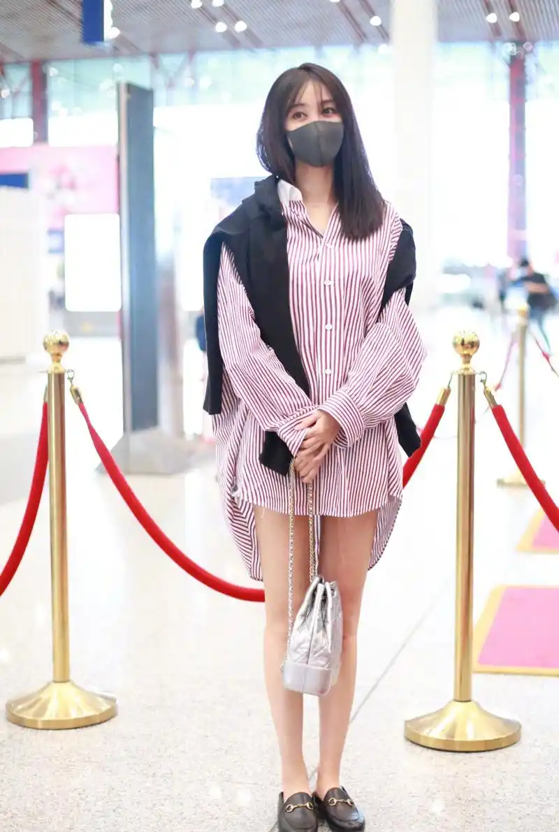 李菲儿素颜亮相机场,玩下衣失踪清凉十足,大长腿吸人眼球
