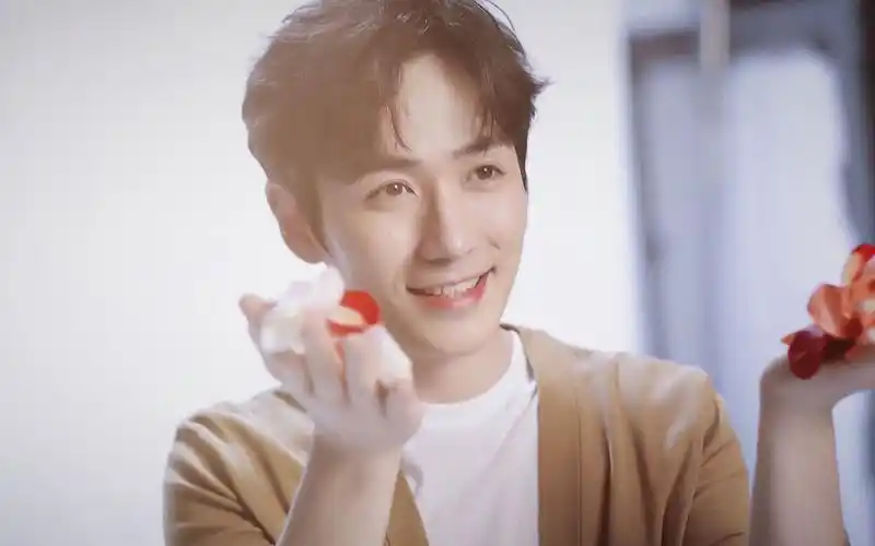 3,朱一龙而且于晓光每次喝完酒之后,就容易发酒疯,还会和一些美女不清