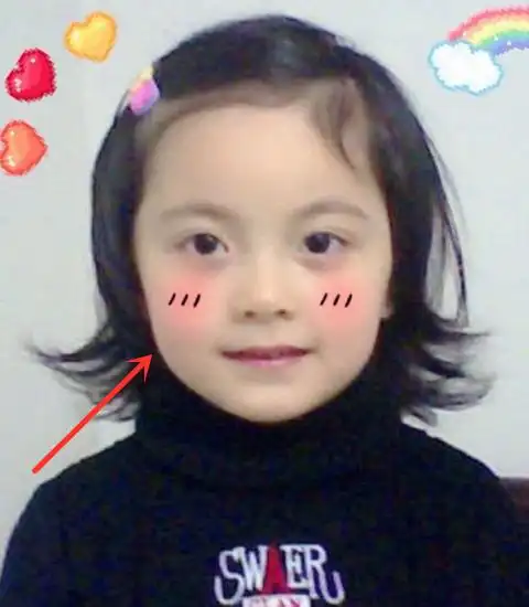 主要是赵今麦小时候的鼻梁实在是太塌了,从她的鼻孔就可以看出来,很