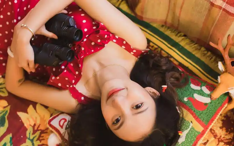 艳丽阳光女孩写真图片桌面壁纸_复古好看的美女写真壁纸_三千图片网