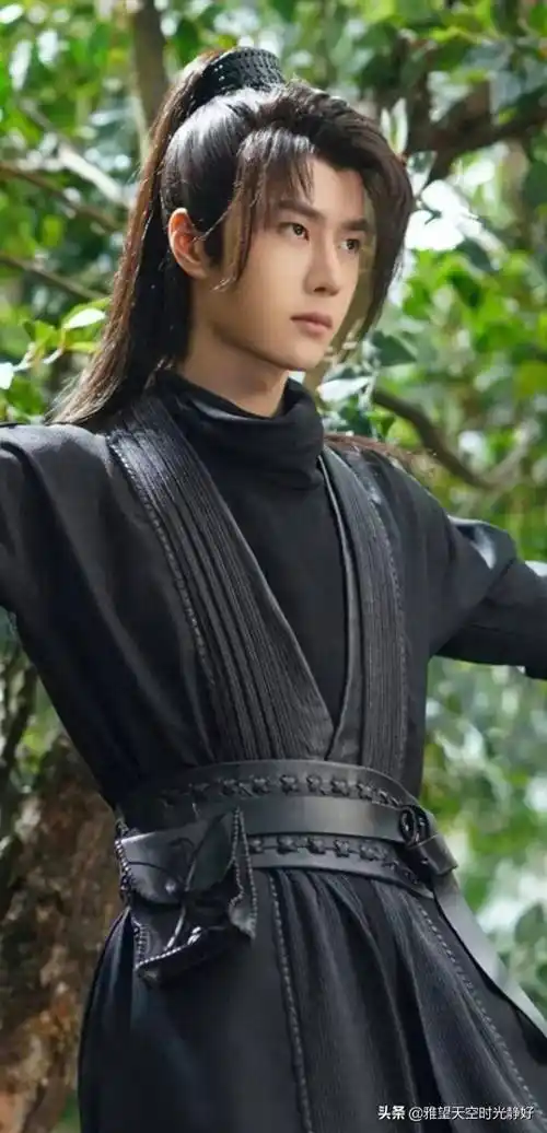 白衣或者黑衣,而黑色系服饰往往是人物角色黑化或心境发生转变的象征