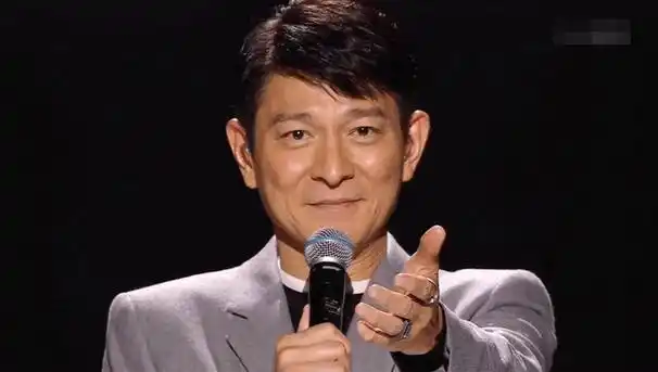 当62岁的刘德华,和70岁的曾志伟站在一起,才彻底明白什么是天王_香港