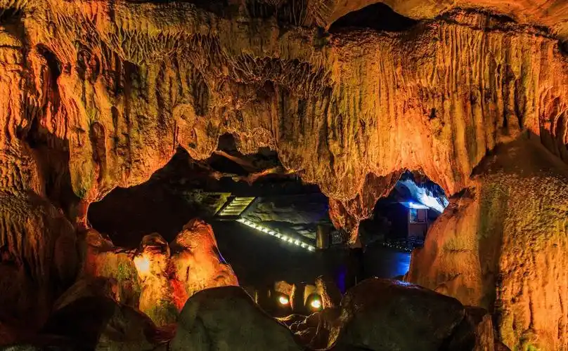 双龙洞内洞钟乳石,石笋众多,洞壁上还有一条青色钟乳岩纹和一条黄色钟